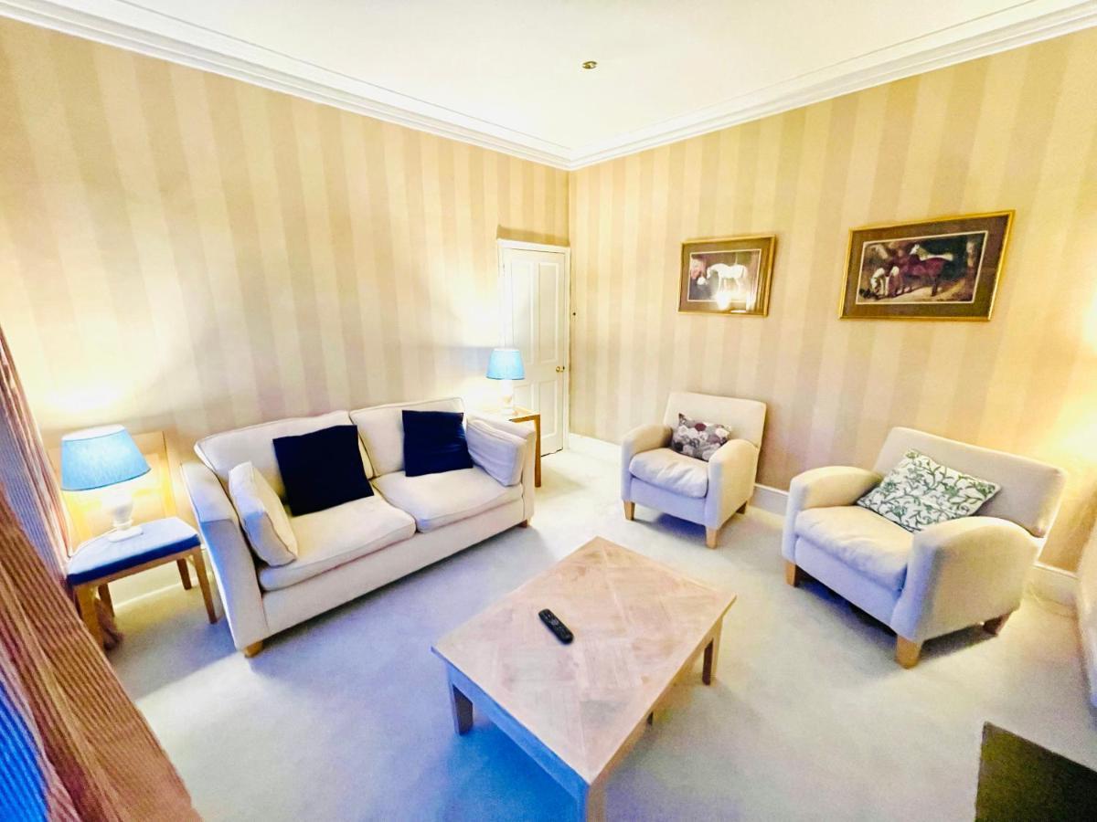 New Lovely 2-Bedroom Condo In Chelsea ลอนดอน ภายนอก รูปภาพ